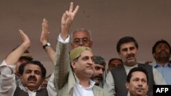 د بلوچستان نیشنل پارټۍ مشر، اختر مينګل د ګوند له نورو غړو سره په يوه جلسه کې (انځور له ارشيفه) 