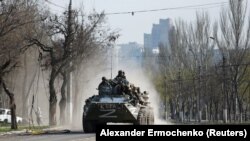 Мариупол шаарындагы орус танкы. 