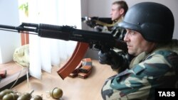 Захоплена будівля СБУ в Луганську, 10 квітня 2014 року