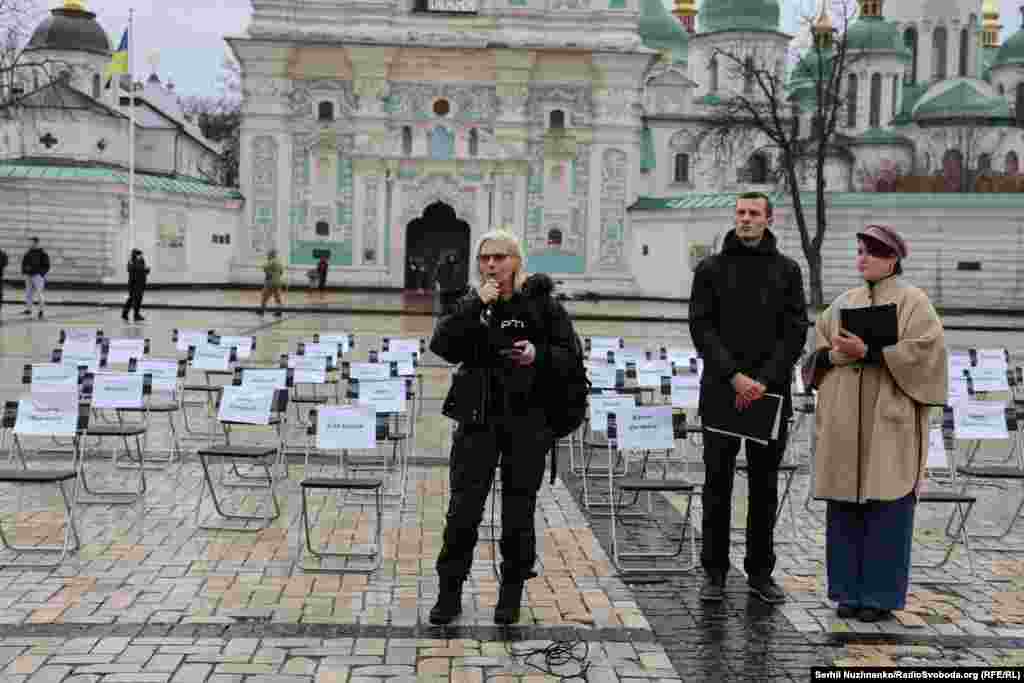 Юлия «Тайра» Паевская на акции «Пустые стулья», Киев, 15 ноября 2025 года. Участники рассказали истории пропавших без вести, незаконно заключенных и пленных украинских авторов, деятелей искусства и правозащитников