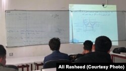 آرشیف - دانشجویان در یکی از پوهنتون‌های خصوصی در شهر کابل