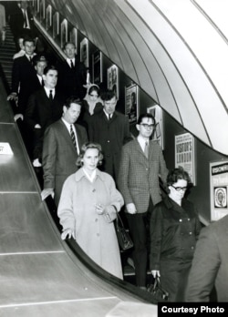 În timp ce comuniștii și postcomuniștii le spuneau românilor în ce lux exorbitant a trăit Regele Mihai în exil, cu averi furate, el creștea găini și flori la o fermă din Marea Britanie ca să aibă din ce să trăiască. Aici, Mihai și Ana în metroul londonez la începutul anilor '50.