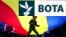 Një fëmijë luan poshtë një flamuri gjigant të Rumanisë, gjatë një eventi elektoral në mbështetje të kandidatit për president, Nicusor Dan, në Bukuresht më 11 maj.
