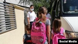 Акција за донација на училишен прибор на ученици од семејства од ранливи категории спроведена од „Ways2Help“ и „Вистински дела на љубезност“.