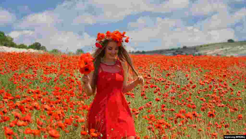 Raatlanıyıcılar özlerine gülçemberlerni yapa