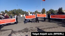 Президент жолугушуу  өткөрүп жаткан маалда, ондогон адам сыртта нааразылык билдирип чогулду. Өзгөн, 4-октябрь, 2022-жыл.