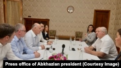 ლუკაშენკასა და ბჟანიას შეხვედრა ბიჭვინთის "სახელმწიფო აგარაკზე"