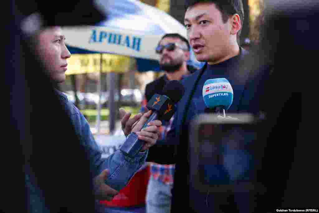 Акциянын уюштуруучуларынын бири, блогер Атай Бейшенбек ар бир адамдын конституциялык укугун чектөөгө жол берилбеши керектигин, &ldquo;Азаттык&rdquo;, &ldquo;Клооп&rdquo; жана &ldquo;Кактус&rdquo; басылмаларынын жабылышын талап кылган акция мыйзамсыз болгонун белгиледи.