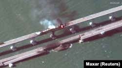 Вибух і пожежа на Кримському мості з супутника, 8 жовтня 2022 року