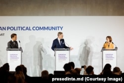 Maia Sandu, la conferința de presă după prima zi a summitului CPE, de la Praga, alături de președintele francez Emmanuel Macron (stânga), și de premierul țării-gazdă a primului summit CPE, Petr Fiala (centru).