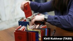 Заполнение военных билетов в пункте предварительного сбора граждан в России.