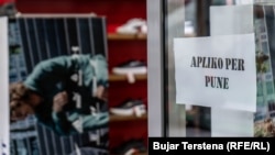 Një biznes në Prishtinë në kërkim të punëtorëve.