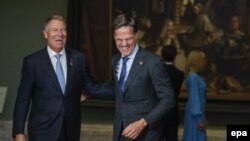 Toate țările membre NATO, mai puțin România, au anunțat că îl susțin pe olandezul Mark Rutte (dreapta) pentru postul de secretar general al NATO. Cele mai multe anunțaseră asta deja de la începutul anului, iar Klaus Iohannis știa când a anunțat că intră și el în cursă.