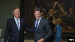 Mark Rutte (dreapta) mai are nevoie doar de sprijinul României pentru a deveni șeful NATO, funcția pe care a spus Klaus Iohannis că și-ar dori-o.