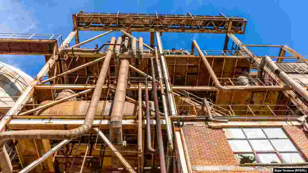 Napušteni objekat u industrijskom parku u Mitrovici.