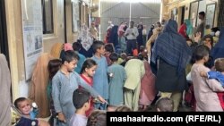 د کراچۍ زندان یو چارواکی افغانستان ته د لېږدېدونکو افغانانو نومونه اعلانوي - د سېپټېمبر ۲۸مې انځور.