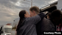 Мобилизацияланган уулун согушка жиберип жаткан эне. Орусия. Сентябрь, 2022-жыл.