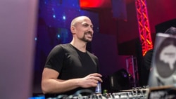 Danju profesor, noću DJ