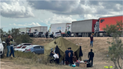 Астрахан облусундагы орус-казак чек арасындагы "Кара өзөк" чек ара өткөрмө бекетинде кезек күткөндөр.