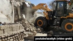 Ак-Сай айылындагы өрттөлгөн үйлөрдүн короолору тазаланууда. 27-сентябрь, 2022-жыл.