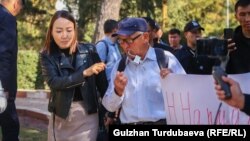 Бишкекте өткөн сөз эркиндигин коргогон жүрүштүн катышуучулары. 14-октябрь, 2022-жыл. 
