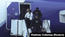 Владимир Плахотњук пристигнува на аеродромот во главниот град на Молдавија, Кишињев, на 25 септември 2025 година