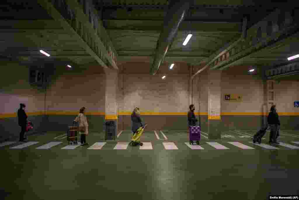 Ljudi stoje u redu i drže distancu ispred prodavnice u Barseloni u Španiji, 17. marta.