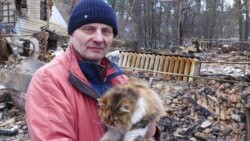 Localnic din Irpin, care a salvat o pisică din dărâmături