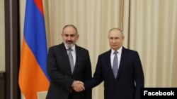 Встреча премьер-министра Армении Никола Пашиняна (слева) и президента России Владимира Путина в Ново-Огарёве, 19 апреля 2022 г.