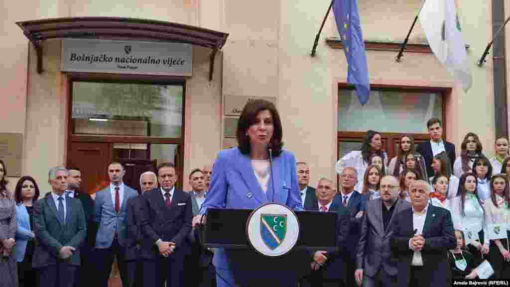 Predsednica BNV-a Jasmina Curić izjavila je da su u zastavu Bošnjaka Sandžaka "utkana teška vremena".&nbsp;"Danas, na jedan od naših najvećih blagdana, možemo kazati da smo ostvarili mnogo toga, ali moramo raditi još više kako buduće generacije ne bi brinule o problemima koji nas tište, već da bi mogle da rade na jačanju ekonomije, kulture i uživaju u ugodnom životu u Sandžaku", rekla je Curićeva nakon podizanja zastave.