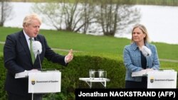 Premierii Borin Johnson și Magdalena Andersson, ieri, 11 mai 2022, de la Stockholm, anunțând tratatul de asistență militară reciprocă în caz de atac. Potrivit Times, premierul britanic a vorbit inclusiv de instalații nucleare în zonă.