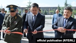 УКМКнын төрагасы Камчыбек Ташиев, президент Садыр Жапаров жана Министрлер кабинетинин төрагасы Акылбек Жапаров. УКМКнын жаңы имаратынын ачылышында. 12-май, 2022-жыл.