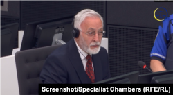 Jakup Krasniqi gjatë seancës pranë Dhomave të Specializuara në Hagë. 10 maj 2022.