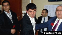 Франция – организаторы мероприятия, посвященного 25-й годовщине Сумгаитских погромов, призывают в порядку азербайджанца. Фотография - Nouvelles d'Armenie  