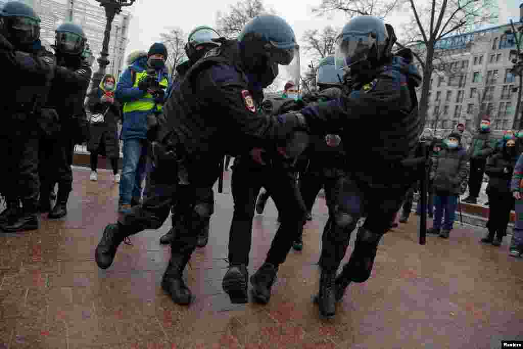 Полиция&nbsp;катышуучуларды Москвада нааразылык акциясы расмий башталганга чейин эле кармап кете баштады.&nbsp;