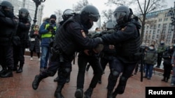 Ոստիկանները բերման են ենթարկում Ալեքսեյ Նավալնիի կոչով բողոքի ակցիաներին մասնակցող մարդկանց, Մոսկվա, 23-ը հունվարի, 2021թ.