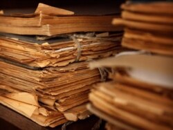 Dosare din Arhiva serviciilor de securitate, care are sediul în apropierea râului Vltava.