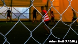 Disa të rinj duke luajtur futboll në një sallë sportive të Qendrës Korrektuese për të Mitur në Lipjan.