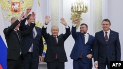 Рускиот претседател Владимир Путин и шефовите на четирите украински региони назначени од Москва по потпишувањето на припојувањето кон Русија 