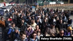 Люди на КПП "Верхний Ларс" на российско-грузинской границе