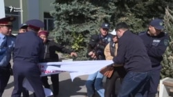 «Токаев, не будь трусом». Как задерживали активисток, призывавших распустить партию власти  