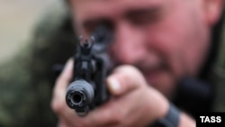 Një rezervist rus me pushkë në dorë, duke u trajnuar për të luftuar.