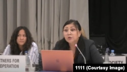 Гүлгакы Мамасалиева, "Интербилим" коомдук уюмунун өкүлү - ЕККУнун жыйынында сүйлөп жаткан учуру. Варшава, Польша. 4-октябрь, 2022-жыл.