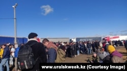 Орусия менен Казакстандын чек арасында жайгашкан Маштаково постунун алдында. 2022-жыл, сентябрь.
