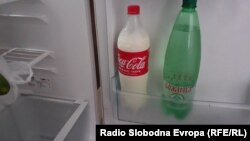 Млеко во пластично шише од Кока Кола од млекарот кој и носи млеко на Боркица Јакимовска
