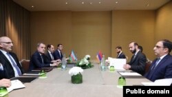 Встреча главы МИД Армении Арарата Мирзояна (в центре справа) и главы МИД Азербайджана Джейхуна Байрамова (в центре слева) в Женеве, Швейцария, 2 октября 2022 г.