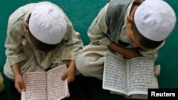 Djem të rinj duke mësuar në një medrese në Afganistan.
