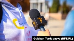 Микрофон с логотипом «Азаттыка».