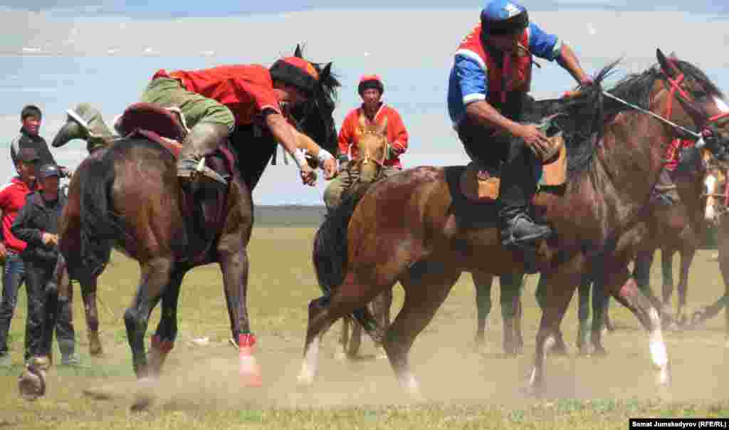 Көкбөрүнүн финалдык оюнун "Соң-Көл" жана "Эмгек-Талаа" командалары кызытты.