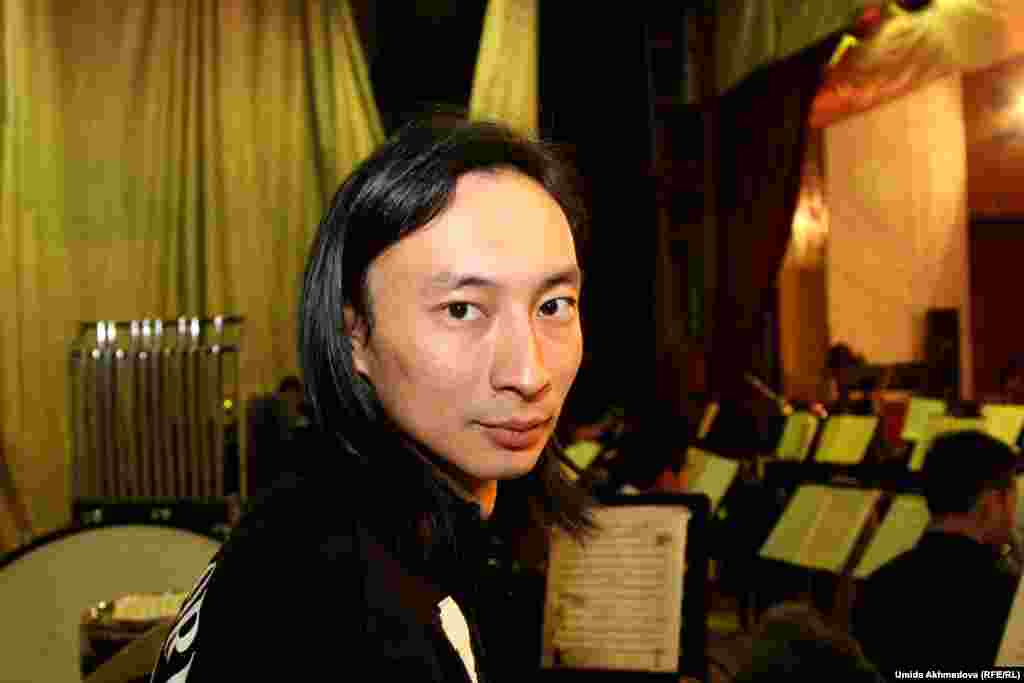 31 жастағы Әлібек Қабдурахманов Ташкент консерваториясының магистратурасын "ұрмалы аспаптар" мамандығы бойынша үздік бітіргесін дирижерлік кәсіпті таңдаған. Бір жыл бұрын Ұлттық симфониялық оркестрдің дирижері болып тағайындалған. "Неге дирижер болғың келді"? деп сұрасам: "Музыканттарды жақсы көрем, сосын бойымда жетекші болуға деген ынта бар" деп күлді. Әлібек музыканттарды тыңдай білетін, ести алатын адамдардың аз екенін айтады.